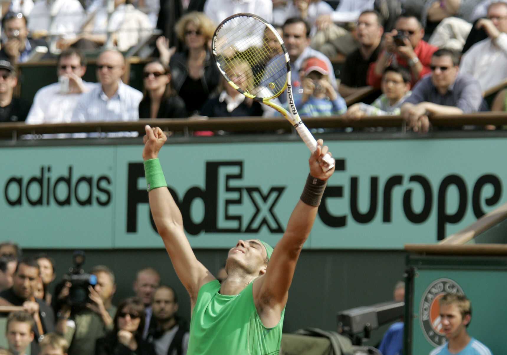 2008: Rafael Nadal wins his fourth consecutive French Open title in rout